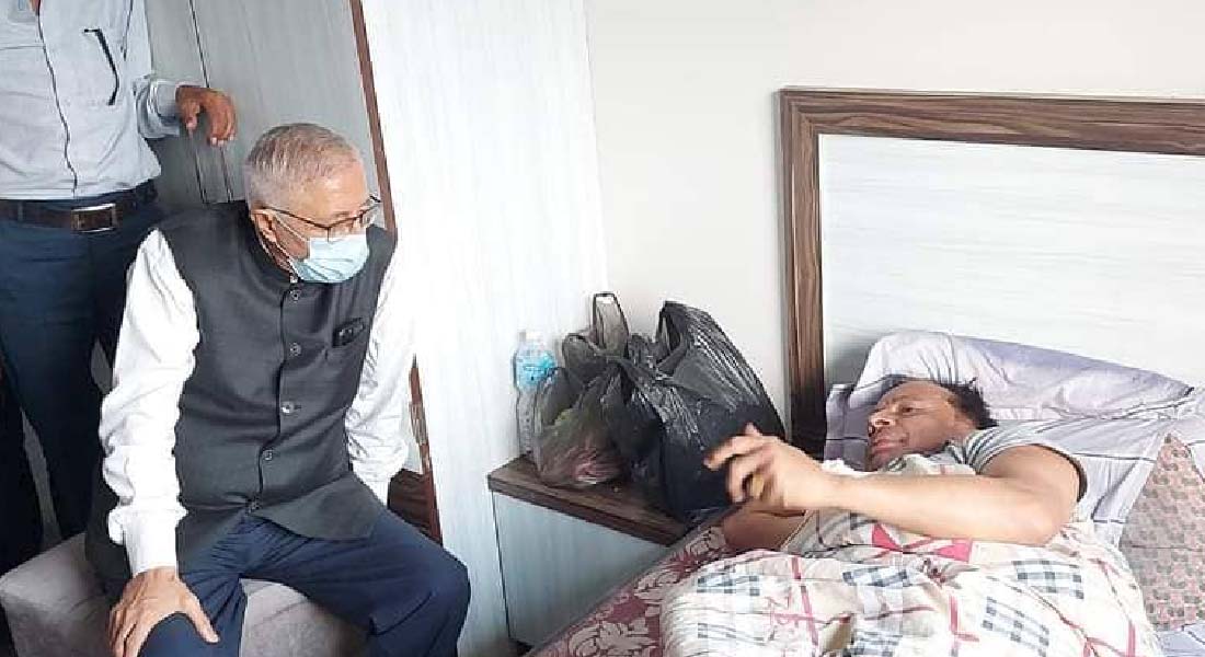 अस्पतालकाे बेडबाटै चल्दै छ कांग्रेस नेता गुरुराज घिमिरेको चुनावी अभियान
